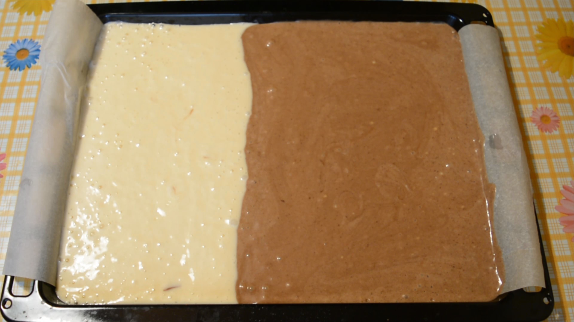 Смазанный маслом пирог. Шоколадное тесто на противне. Тесто коричневого цвета. Тесто разравниваем руками на противне. Ярко коричневое тесто.
