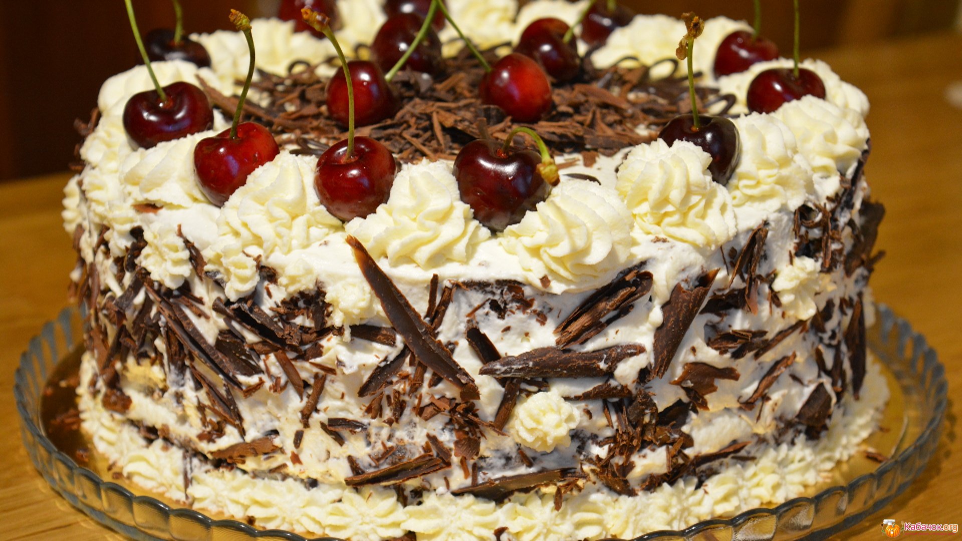 Шоколадный торт с кремом чиз и вишней